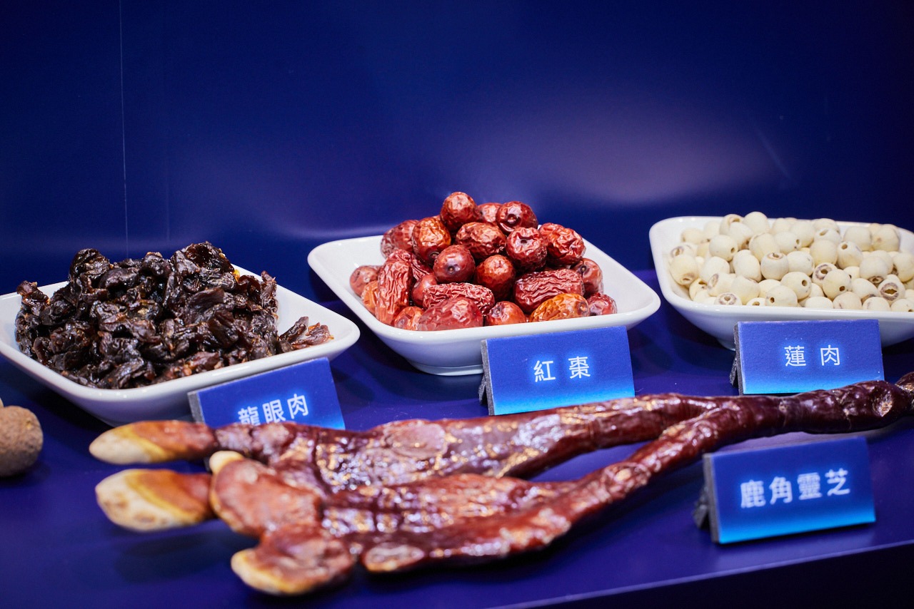 Bugu-S 採用鹿角靈芝這類珍稀植萃為核心，搭配紅棗、桂圓與蓮子，這些成分本就常見於中醫助眠處方。